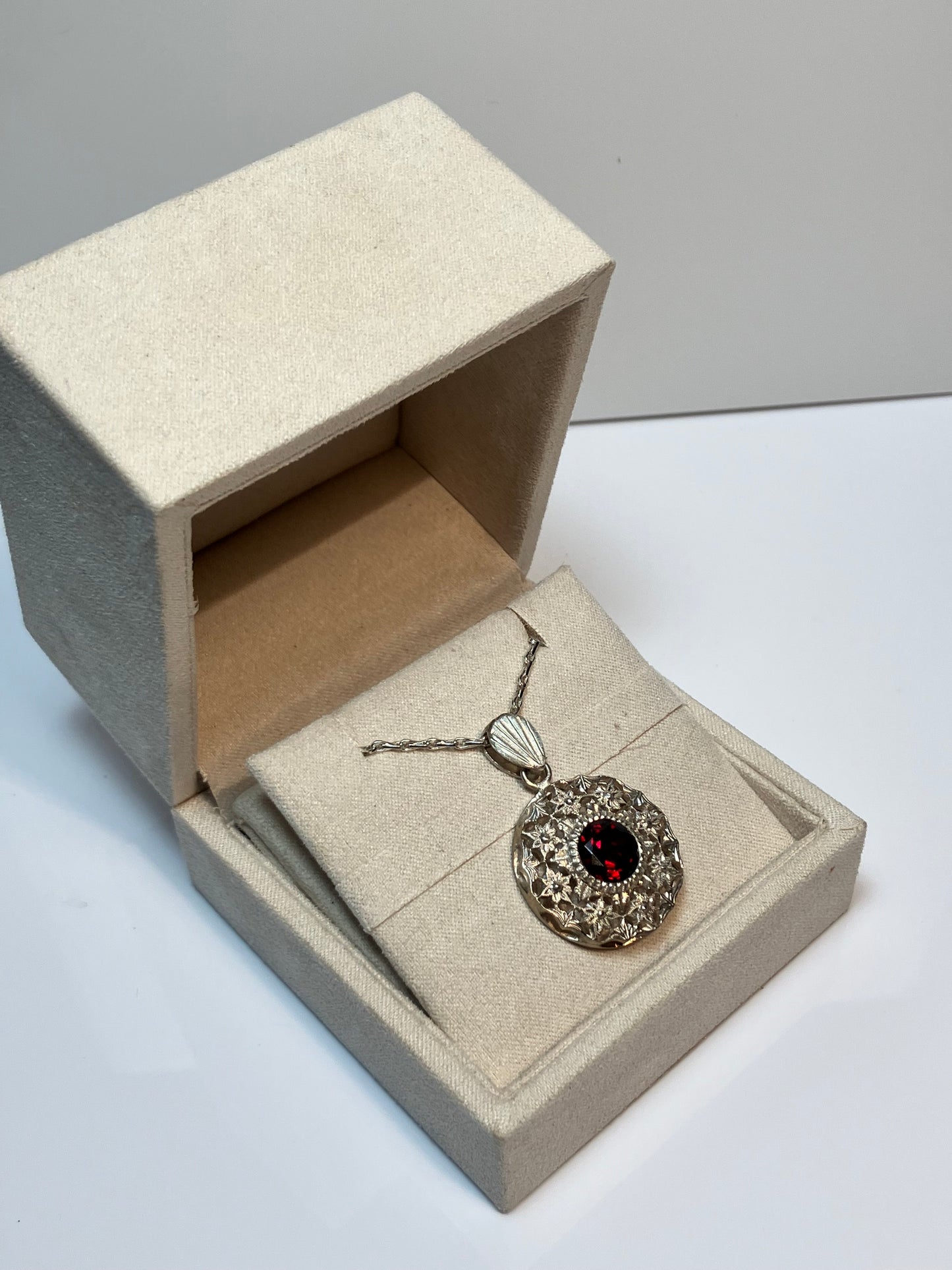 Stella pendant with garnet